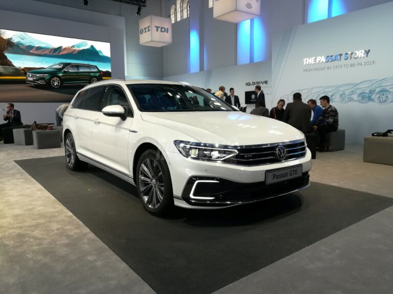New Volkswagen Passat GTE with longer electric range Volkswagen PASSAT facelift 2019