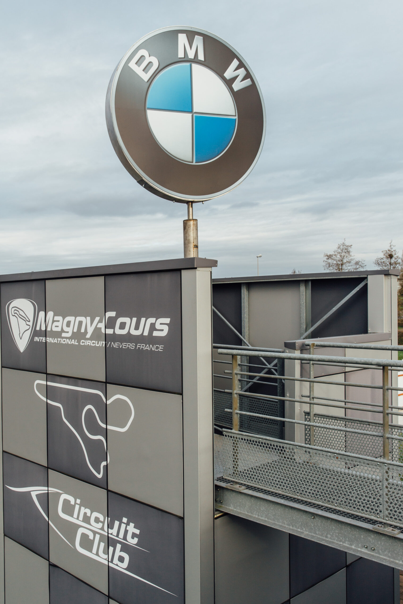 BMW inaugure son école de pilotage officielle « BMW Driving Experience ...