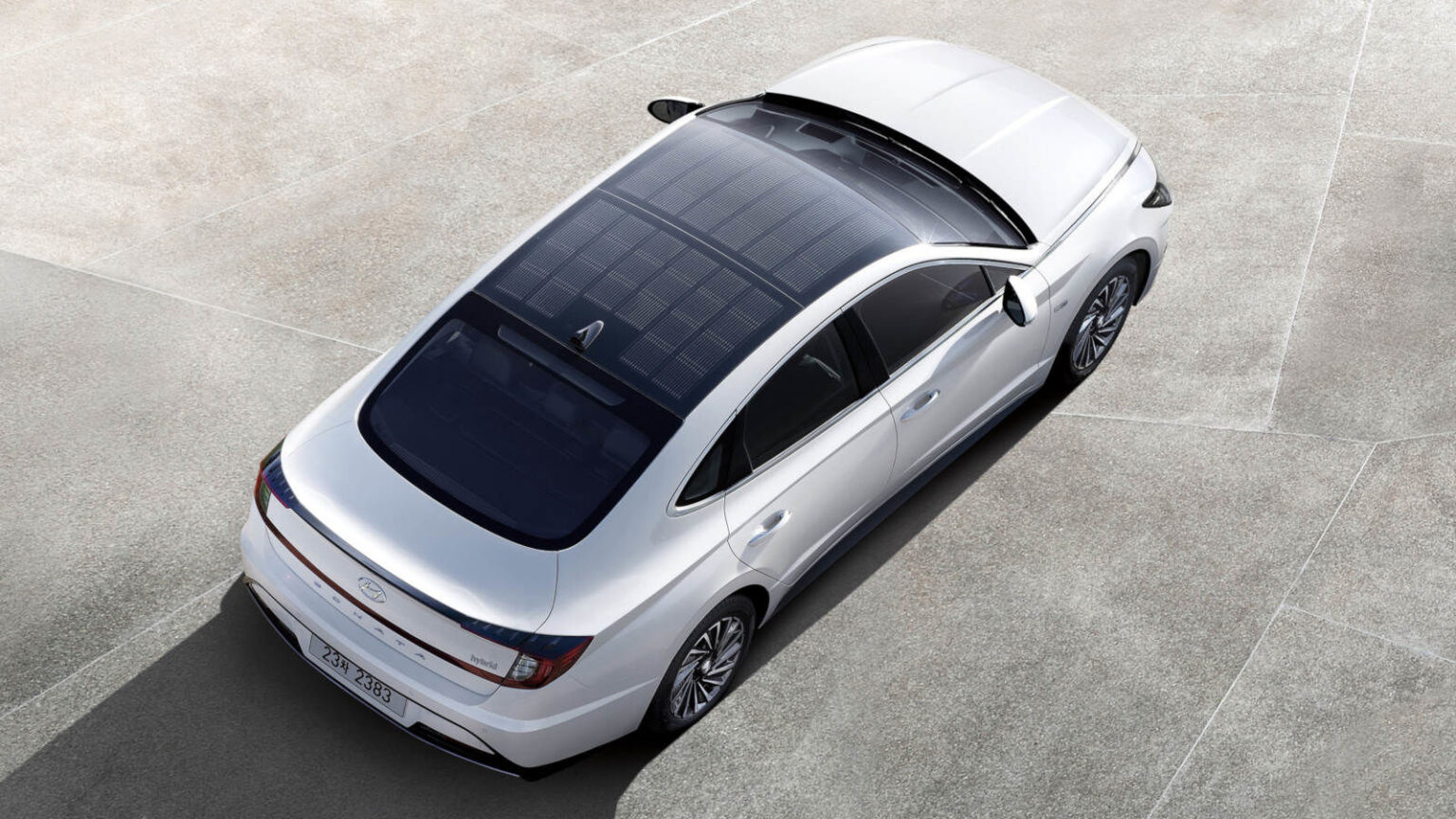 Hyundai launches first car with solar roof charging system hyundai sonata hybride avec toit photovoltaique