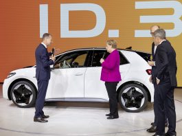 La chancelière Angela Merkel en visite sur le stand Volkswagen à l’IAA de Francfort