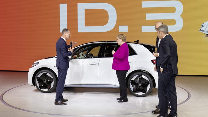 La chancelière Angela Merkel en visite sur le stand Volkswagen à l’IAA de Francfort