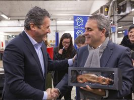 Remise d’un véhicule aux élèves en formation mécanique du