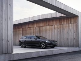 The refreshed Volvo V90 Recharge T8 plug-in hybrid in Platinum Grey