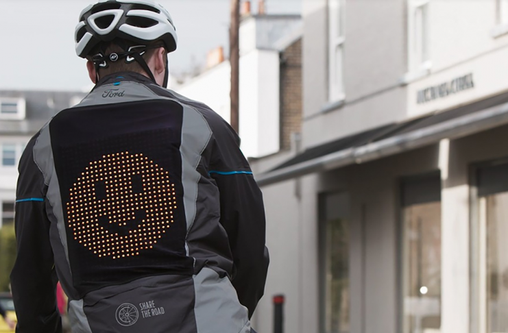Ford dévoile la veste Emoji, pour aider cyclistes et automobilistes à mieux communiquer