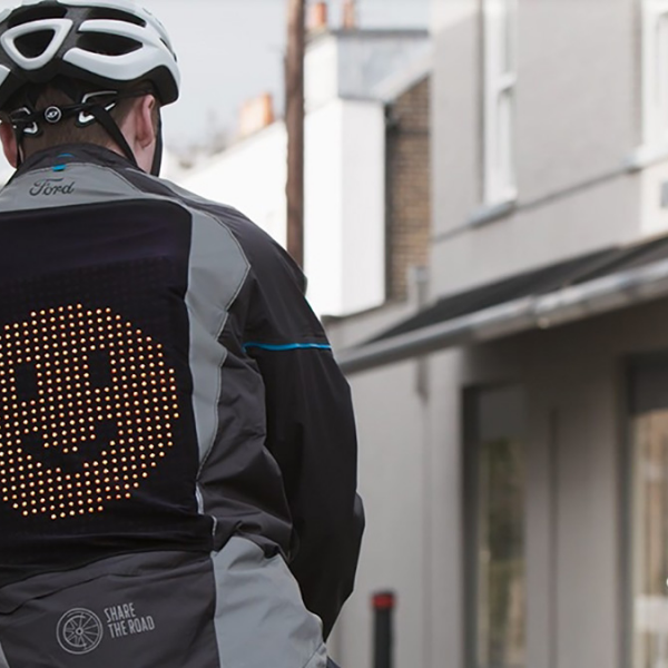 Ford dévoile la veste Emoji, pour aider cyclistes et automobilistes à mieux communiquer