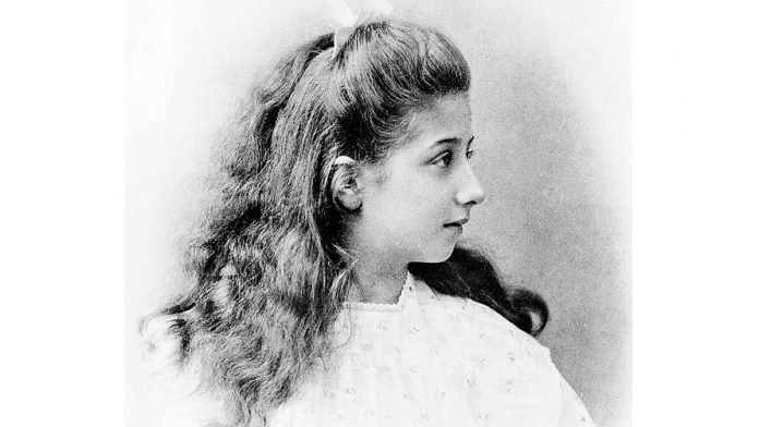 120 ans de Mercedes – la jeune fille et la marque