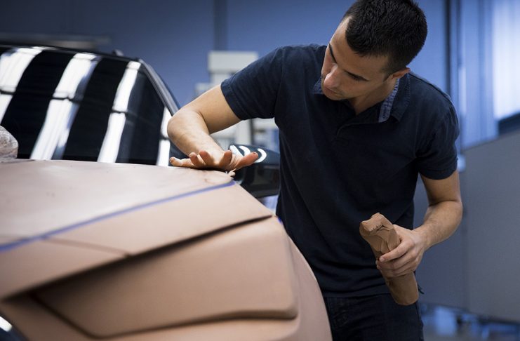 Carlos Arcos, responsable de la modélisation extérieure de SEAT, façonne des voitures grandeur nature depuis 20 ans.