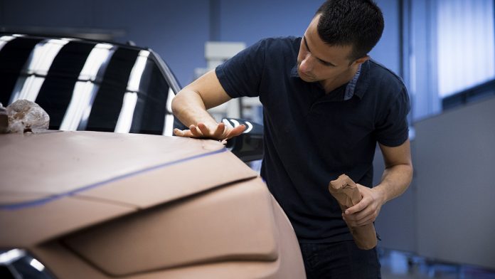 Carlos Arcos, responsable de la modélisation extérieure de SEAT, façonne des voitures grandeur nature depuis 20 ans.