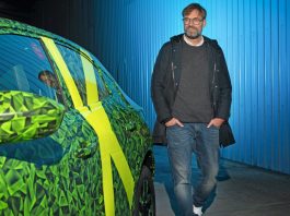 Jürgen Klopp au volant de l'Opel Mokka