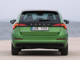 SKODA SCALA bénéficie d'une vitre arrière prolongée et le SKODA KAMIQ de roues de grande taille