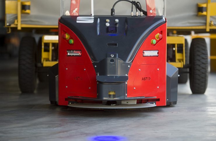À quoi servent les huit robots qui circulent sur la route de l'usine SEAT de Martorell ?