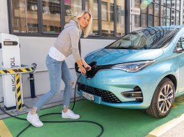 Linda Fäh, ambassadrice de la marque Renault, a longuement testé Nouvelle Renault ZOE, ici lors d'un essai routier pendant une pause à Feusisberg.