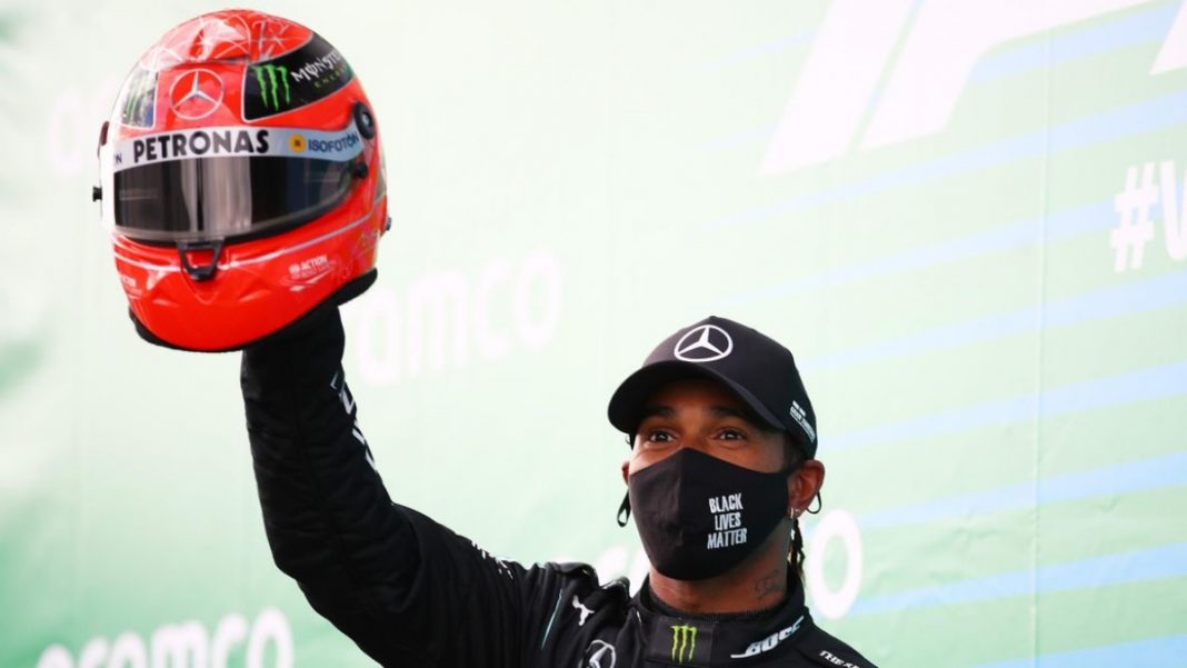 Lewis Hamilton portant le casque de Schumacher