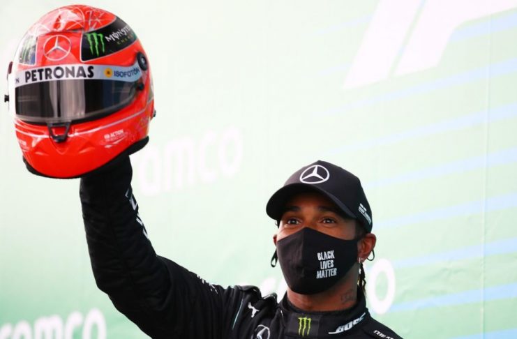 Lewis Hamilton portant le casque de Schumacher
