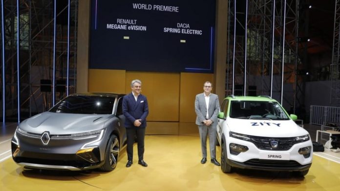 Luca De Meo présente les nouveaux modèles électriques lors du lancement de « Renault eWays »