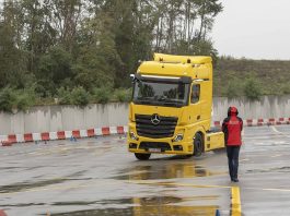 Mercedes-Benz Trucks : Quatre chauffeurs perfectionnent leur maîtrise du dérapage contrôlé au volant d’un Actros
