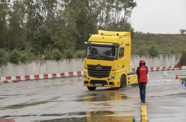 Mercedes-Benz Trucks : Quatre chauffeurs perfectionnent leur maîtrise du dérapage contrôlé au volant d’un Actros