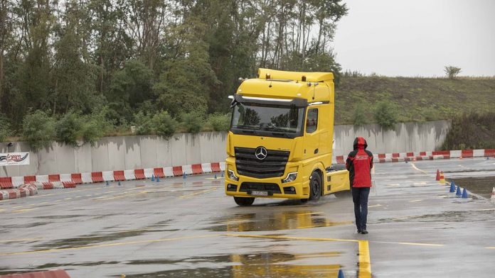 Mercedes-Benz Trucks : Quatre chauffeurs perfectionnent leur maîtrise du dérapage contrôlé au volant d’un Actros