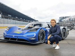 Nico Rosberg essaie l’ID.R, la voiture de course électrique de Volkswagen