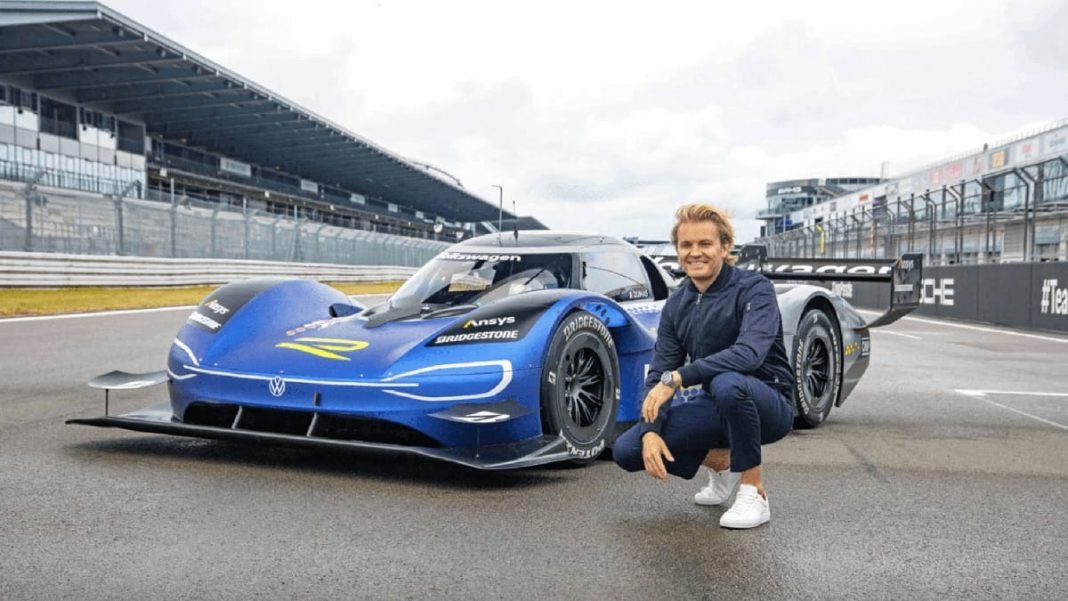 Nico Rosberg essaie l’ID.R, la voiture de course électrique de Volkswagen