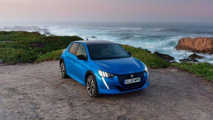 PEUGEOT_e208_What_Car_201008_1 PEUGEOT e208