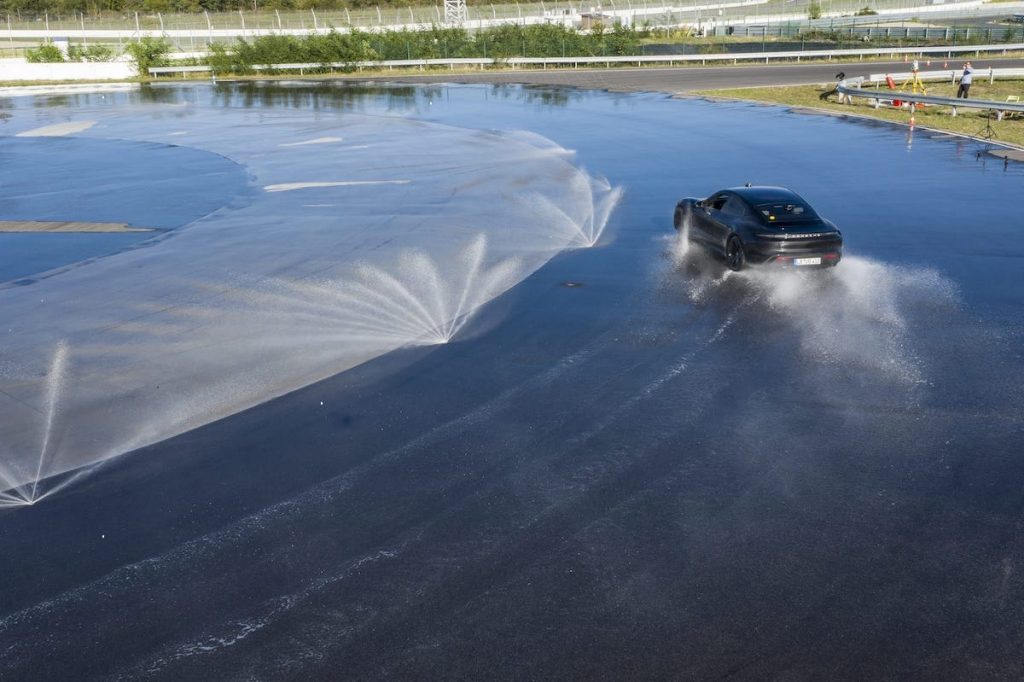 Le Porsche Taycan entre en drift dans le livre Guinness World Records