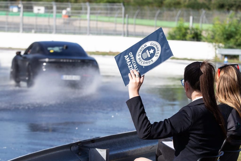 Le Porsche Taycan entre en drift dans le livre Guinness World Records