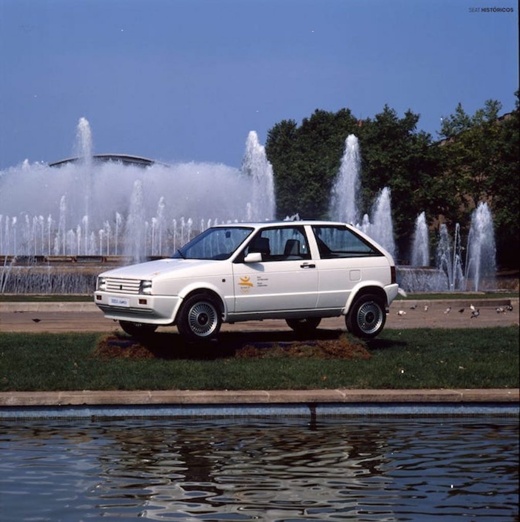 La SEAT Ibiza était l'une des voitures prêtées par SEAT pour l'organisation des Jeux Olympiques de Barcelone en 1992