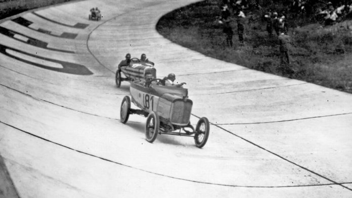 Il y a 100 ans - la première course automobile sur l’Opel Rennbahn