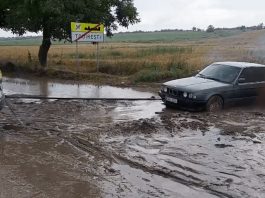 Dacia Duster remorque une BMW embourbée - crédit image Chisinau.fail