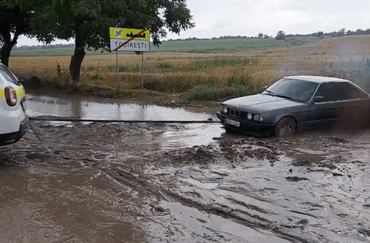 Dacia Duster remorque une BMW embourbée - crédit image Chisinau.fail
