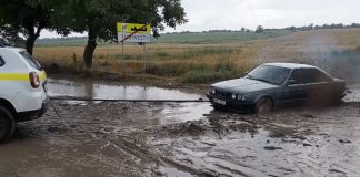Dacia Duster remorque une BMW embourbée - crédit image Chisinau.fail