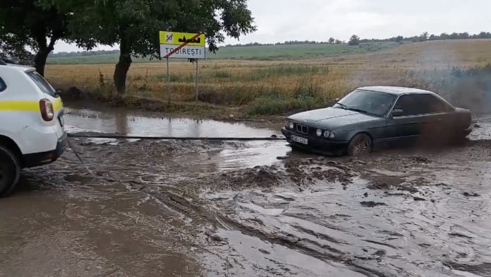 Dacia Duster remorque une BMW embourbée - crédit image Chisinau.fail