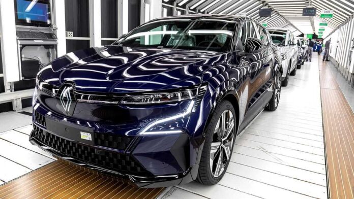 2022 - Story Renault - Impact environnemental Mgane E-TECH Electric montre la voie