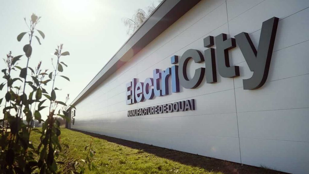 Renault fait appel au duo de réalisateurs Olivier Nakache et Eric Toledano pour son dernier film publicitaire « ElectriCity » Tournage du film publicitaire Electricity la manufacture de Douai