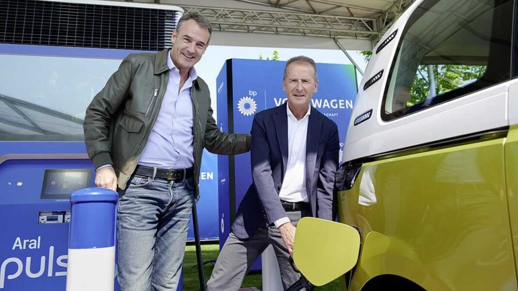 Volkswagen Group et bp nouent un partenariat stratégique pour accélérer le déploiement de solutions de recharge rapide en Europe
