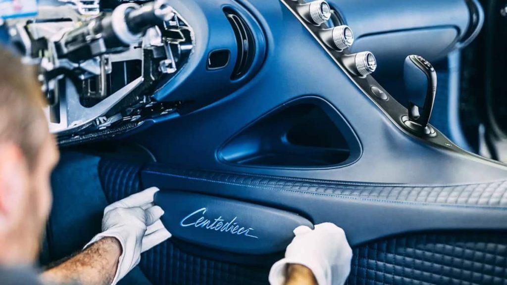 L’HABITACLE DE LA BUGATTI CENTODIECI