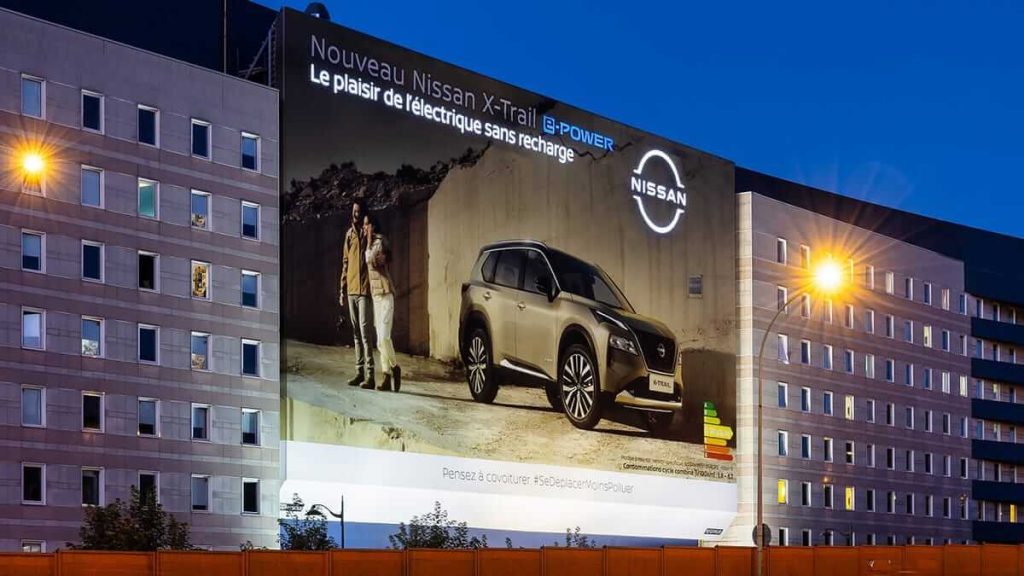 Lancement du Nissan X-Trail e-POWER : une campagne de publicité innovante et électrisante Nissan X trail E power - Porte Saint Ouen nuit HD - Octobre 2022