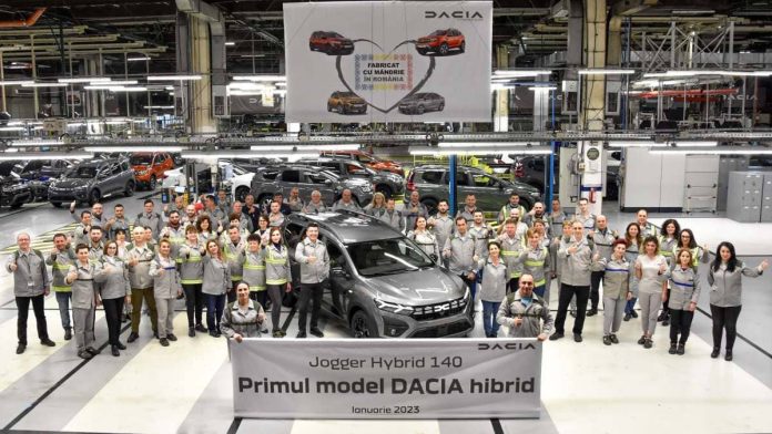 La première Dacia Jogger Hybrid 140 sort de l'usine de Mioveni