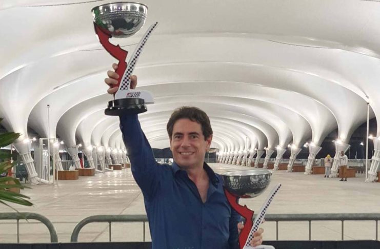 Photo- Solange Barros - Laurent Guerinaud brandit le trophée de Champion de Formule Vee Brésil 2022