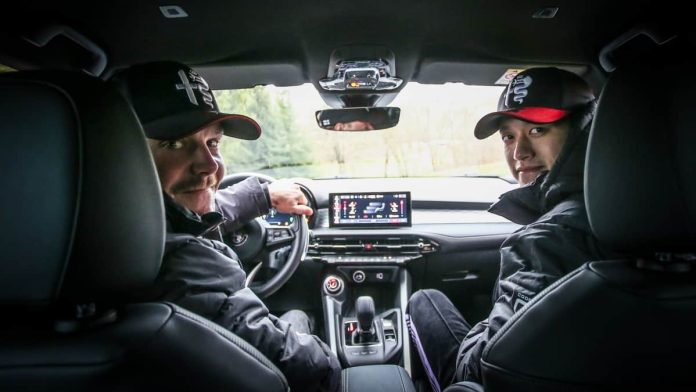 Valtteri BOTTAS et Zhou GUANYU au volant de la Alfa Romeo Tonale Hybride Rechargeable Q4