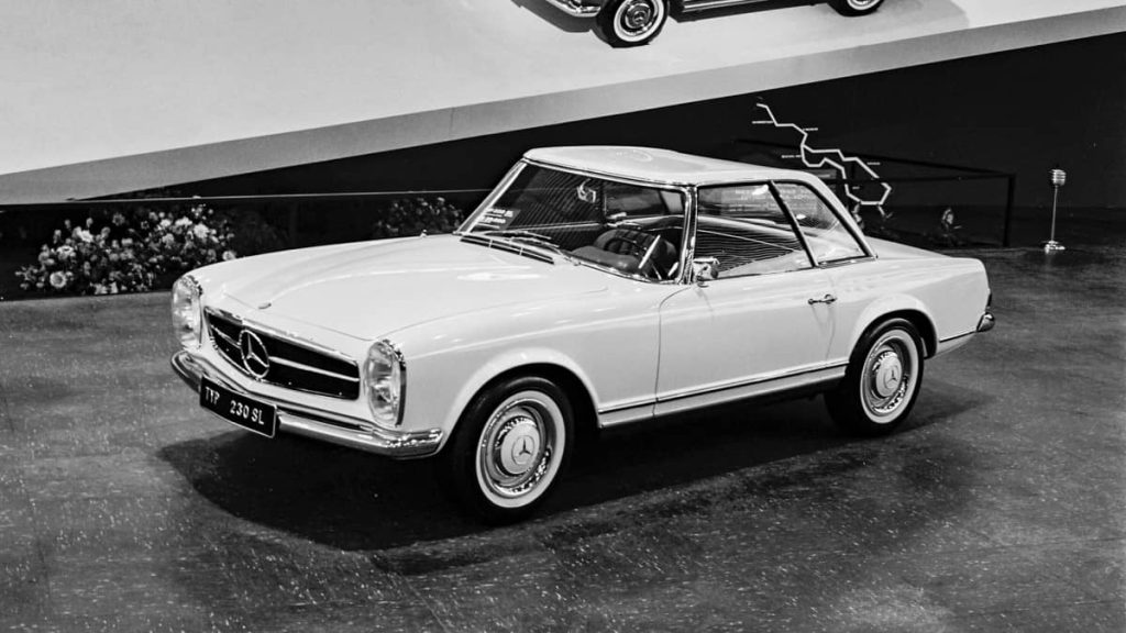 Mercedes-Benz 230 SL Pagode (W 113). Photo de la présentation au Salon international de l'automobile (IAA) de Francfort-sur-le-Main du 12 au 22 septembre 1963