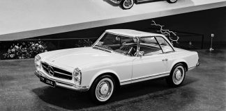 Mercedes-Benz 230 SL Pagode (W 113). Photo de la présentation au Salon international de l'automobile (IAA) de Francfort-sur-le-Main du 12 au 22 septembre 1963