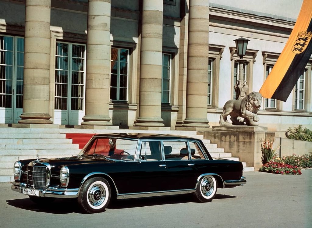 Mercedes-Benz 600 (W 100). Photo de genre devant le château de Rosenstein à Stuttgart