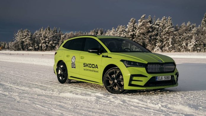 RECORD DU MONDE DE DRIFT SUR GLACE AVEC SKODA ENYAQ RS IV