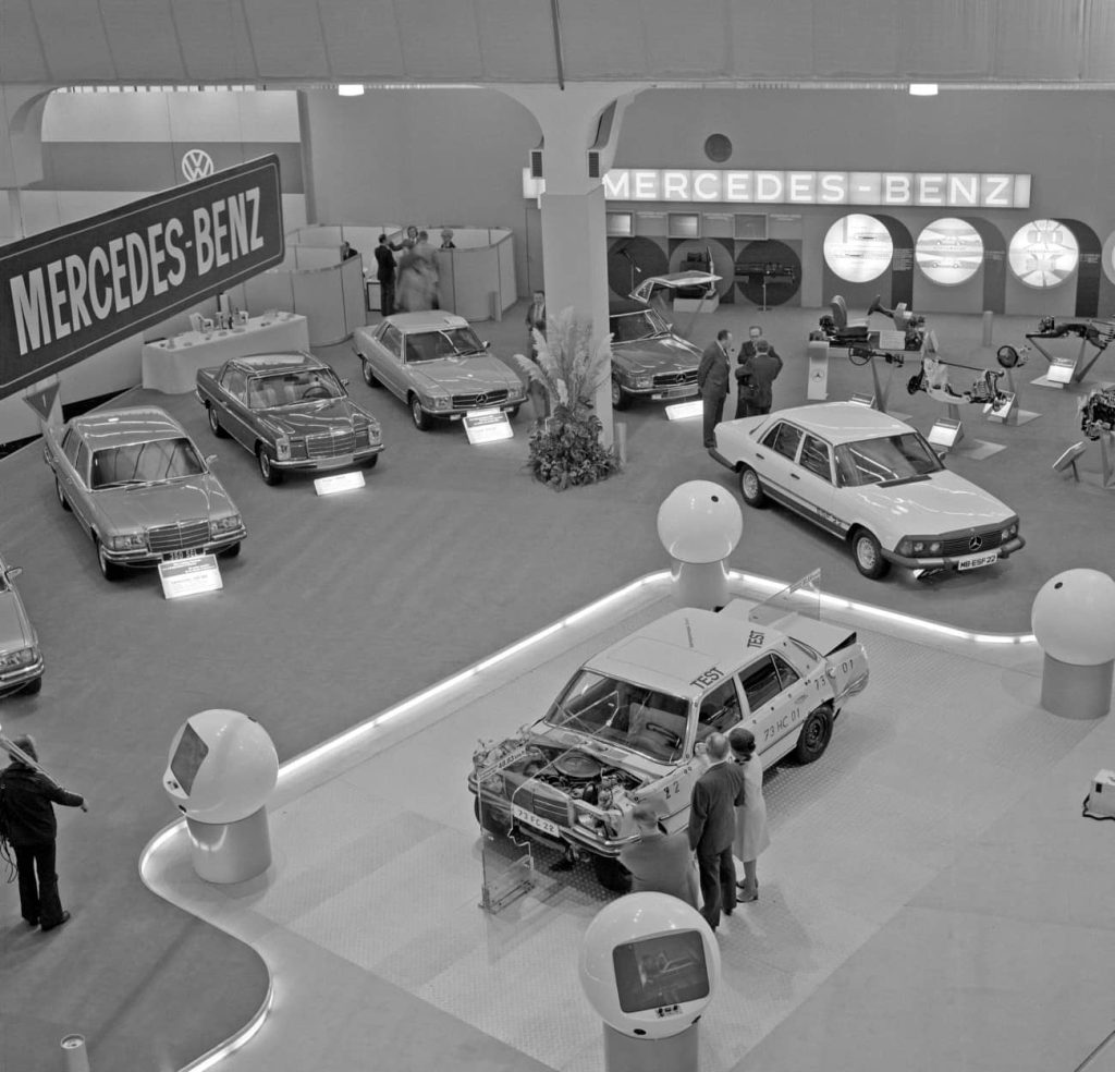 La sécurité en point de mire - Mercedes-Benz a présenté un véhicule accidenté avec un habitacle intact à côté du véhicule de sécurité expérimental ESF 22 lors du salon de l'automobile de Genève 1974