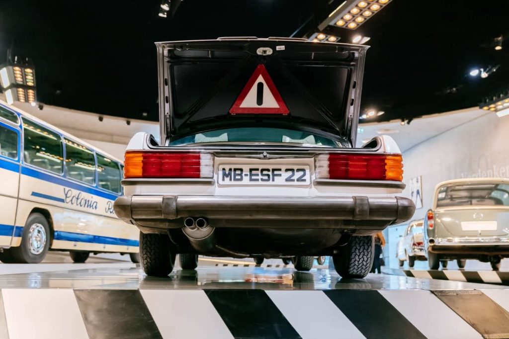 Le véhicule expérimental de sécurité Mercedes-Benz ESF 22 de 1973 - Vue arrière de l'extérieur avec le couvercle du coffre ouvert et le triangle de signalisation visible