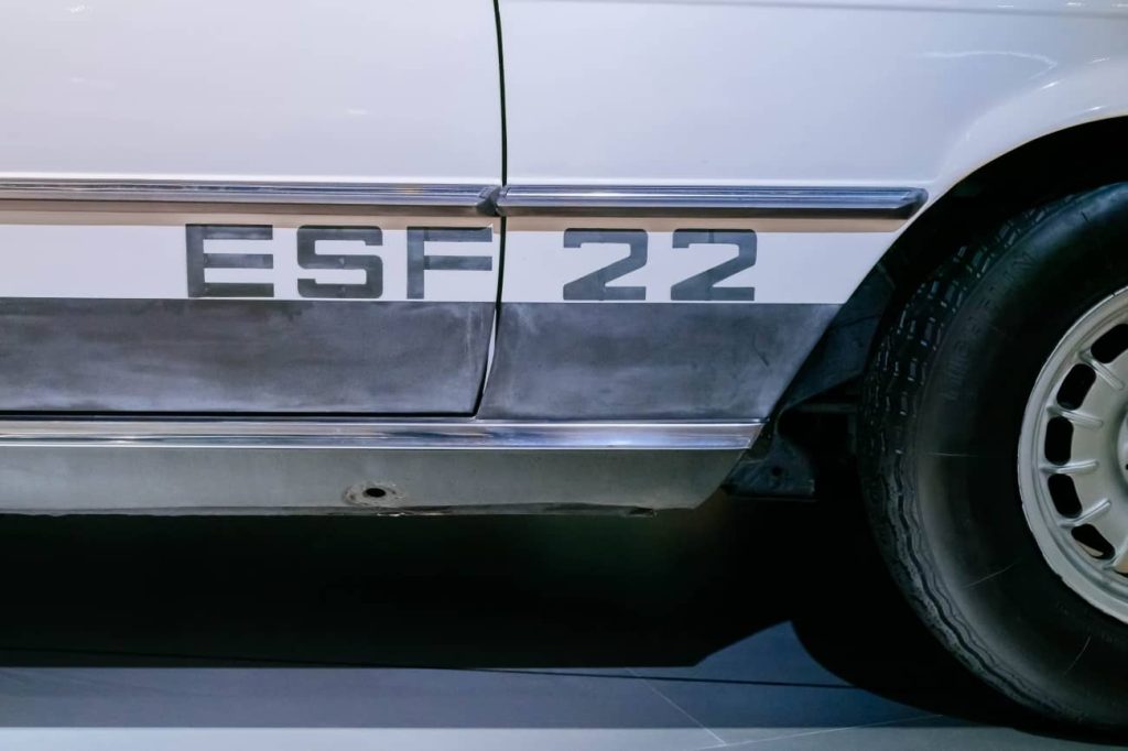 Musée Mercedes-Benz - Salle de légende 5, Visionnaires - Sécurité et environnement - Le véhicule expérimental de sécurité Mercedes-Benz ESF 22 de 1973 - Extérieur, gros plan latéral du lettrage ESF 22
