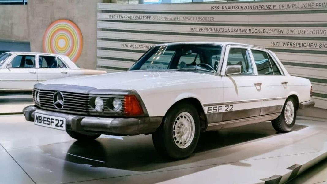 Musée Mercedes-Benz - Salle de légende 5, Visionnaires - Sécurité et environnement - Le véhicule expérimental de sécurité Mercedes-Benz ESF 22 de 1973 - Vue extérieure de l'avant gauche