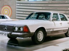 Musée Mercedes-Benz - Salle de légende 5, Visionnaires - Sécurité et environnement - Le véhicule expérimental de sécurité Mercedes-Benz ESF 22 de 1973 - Vue extérieure de l'avant gauche